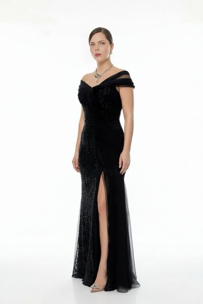 فستان سهرة أسود مزين بالترتر بتفاصيل من التول، بمقاسات كبيرة